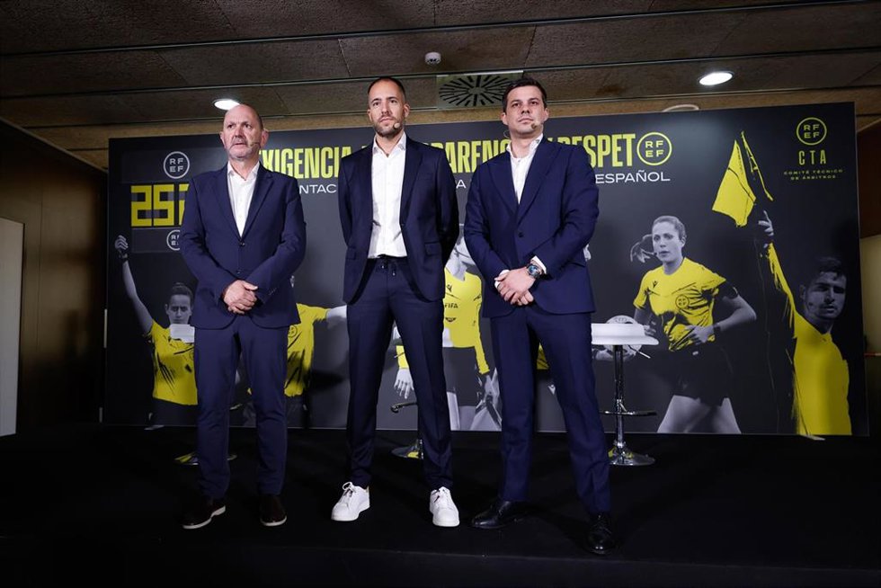 El presidente de la RFEF, Rafael Louzán; el nuevo presidente del CTA, Francisco Soto; y el secretario general de la RFEF, Álvaro de Miguel; en un acto en la Ciudad del Fútbol de Las Rozas.