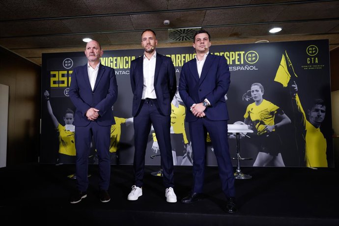El presidente de la RFEF, Rafael Louzán; el nuevo presidente del CTA, Francisco Soto; y el secretario general de la RFEF, Álvaro de Miguel; en un acto en la Ciudad del Fútbol de Las Rozas.