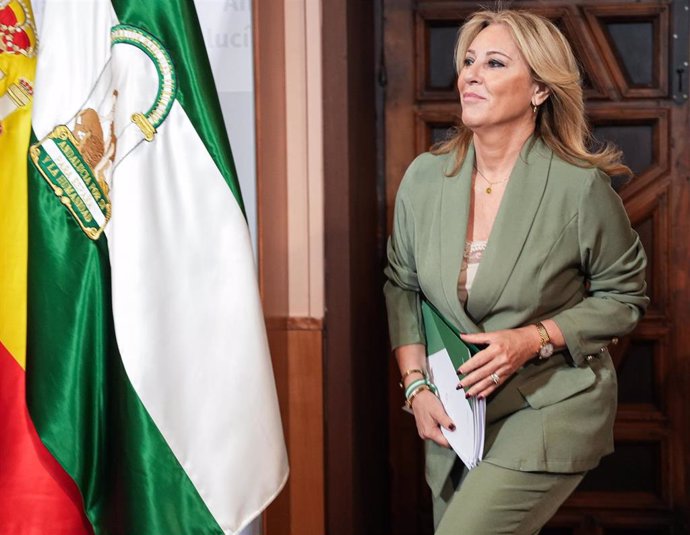 La consejera de Economía y portavoz del Gobierno andaluz, Carolina España, este miércoles antes de empezar la rueda de prensa del Consejo de Gobierno. 