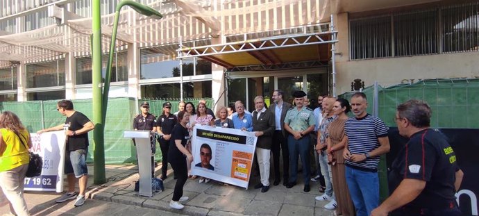 Concentración en las puertas de la Subdelegación del Gobierno en Córdoba para recordar al joven cordobés Paco Molina, cuando se cumplen diez años de su desaparición.