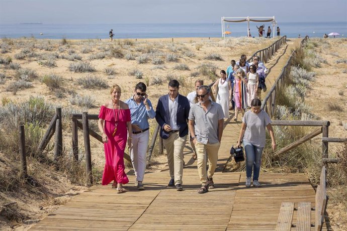 Autoridades este miércoles en la playa del Paraje Natural Marismas del Odiel (conocida como playa del Espigón).