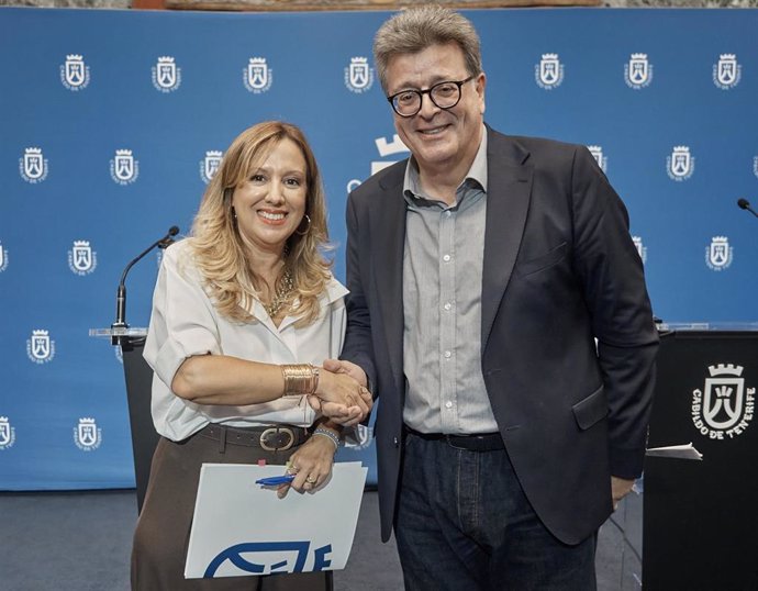 La presidenta del Cabildo de Tenerife, Rosa Dávila, y el consejero de Cultura, José Carlos Acha, en una rueda de prensa para dar cuenta de los acuerdos del Consejo de Gobierno