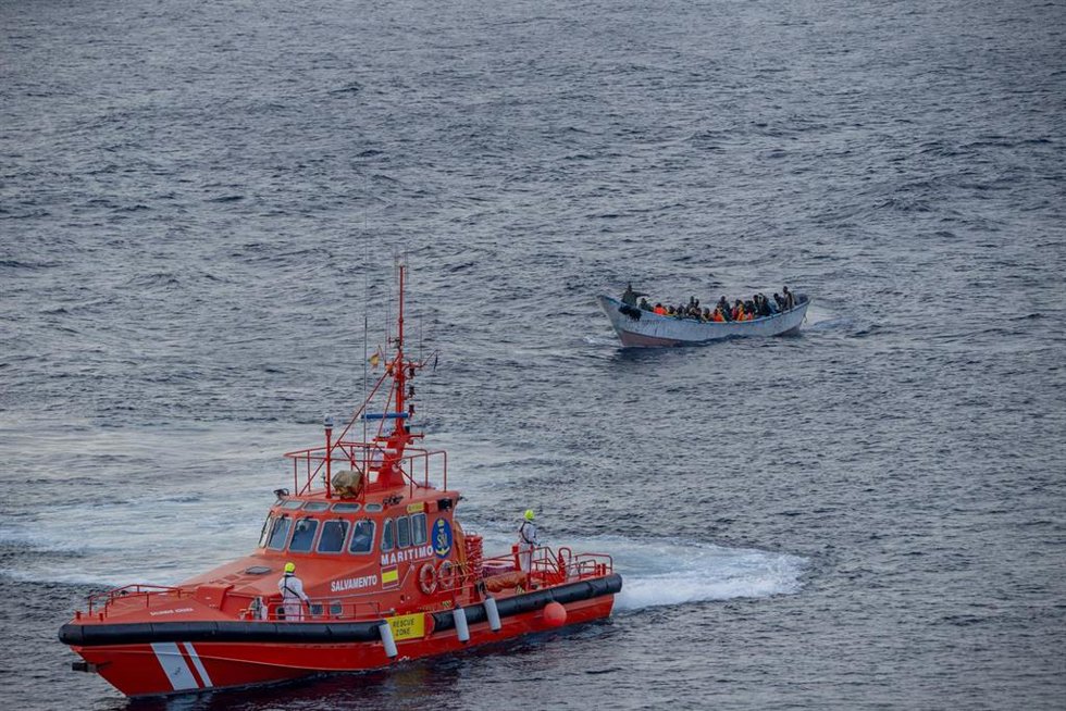 Archivo - Un cayuco a su llegada al puerto de La Restinga, a 7 de diciembre de 2024, en El Hierro, Canarias (España).