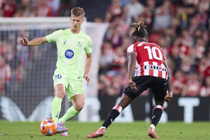 Archivo - Dani Olmo of FC Barcelona competes for the ball with Nico Williams of Athletic Club during the LaLiga EA Sports match between Athletic Club and FC Barcelona at San Mames on May 25, 2025, in Bilbao, Spain.