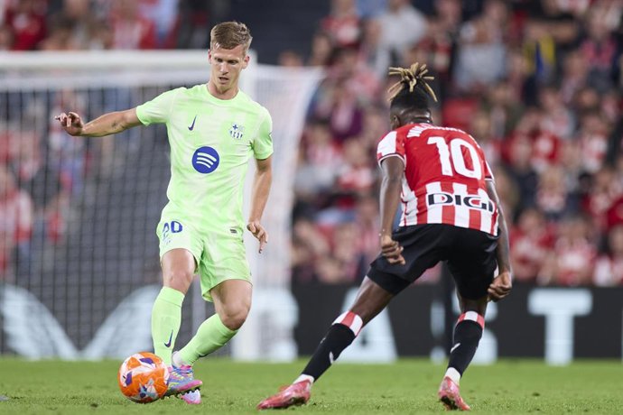 Archivo - Dani Olmo of FC Barcelona competes for the ball with Nico Williams of Athletic Club during the LaLiga EA Sports match between Athletic Club and FC Barcelona at San Mames on May 25, 2025, in Bilbao, Spain.