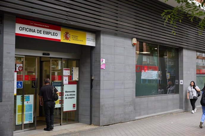Entrada de una oficina del SEPE, a 3 de junio de 2025, en Madrid (España).