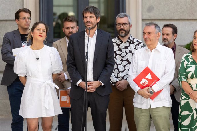 O Ministro da Cultura, Ernest Urtasun, faz uma declaração à mídia após a reunião de acompanhamento do pacto de governo de coalizão entre PSOE e Sumar, no Congresso dos Deputados, em 2 de julho de 2025, em Madri (Espanha). Reunião do PSOE e Sumar