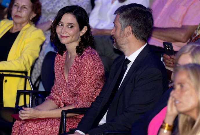 La presidenta de la Comunidad de Madrid, Isabel Díaz Ayuso, y el consejero de Presidencia, Justicia y Administración Local, Miguel Ángel García, durante la clausura del XVIII Foro Atlántico América y España, a 2 de julio de 2025, en Madrid (España).