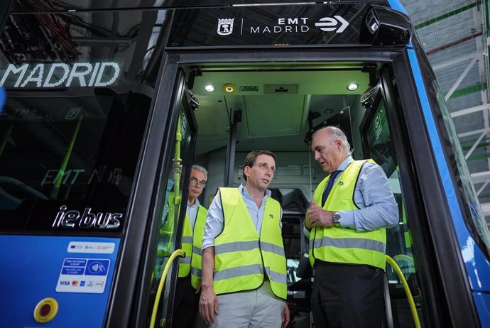 El Alcalde, José Luis Martínez-Almeida, En Las Cocheras De EMT En Carabanchel