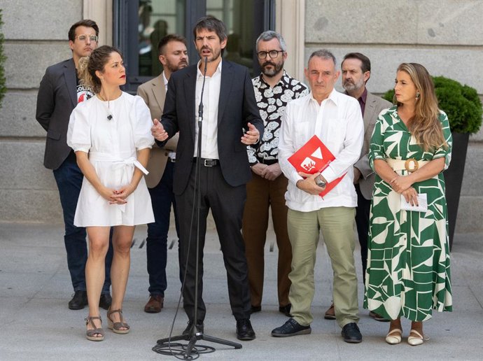 El portaveu de Sumar i ministre de Cultura, Ernest Urtasun, amb la resta de representants de la formació després de la reunió de seguiment del pacte de coalició amb el PSOE