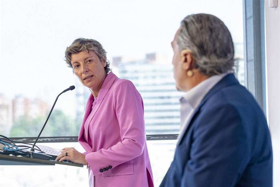 Elisa Aguilar, presidenta de la FEB, se dirige a Sergio Scariolo en el acto en el que el seleccionador nacional de baloncesto anunció que deja el cargo tras el Eurobasket de 2025.