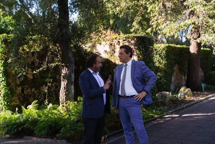 El alcalde, José María Bellido, y el presidente de Emacsa, Daniel García-Ibarrola, en el Real Jardín Botánico de Córdoba.