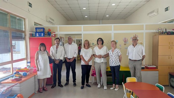 La delegada de Desarrollo Educativo de la Junta, María José Martín, en el centro en la imagen, con la alcaldesa de Motril, Luisa García Chamorro, a su derecha