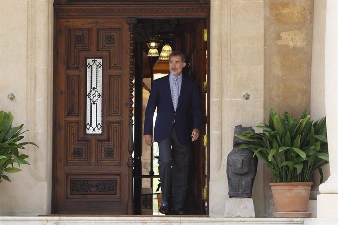 Archivo - El Rey Felipe VI sale del Palacio de  Marivent.