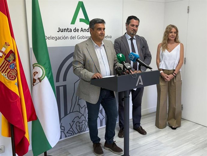 Presentación del Programa Estival de Transporte al Litoral en Huelva.