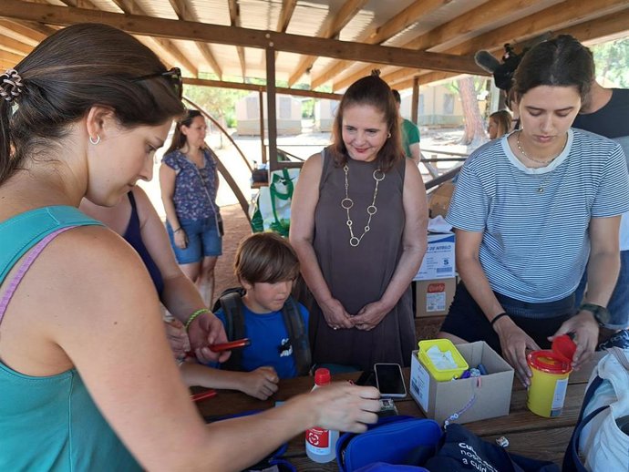 La consellera de Salud, Manuela García, visita el Campamento Diabetológico