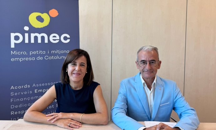 Archivo - El secretario general de Pimec, Josep Ginesta, y la directora del Área de Trabajo, Sílvia Miró