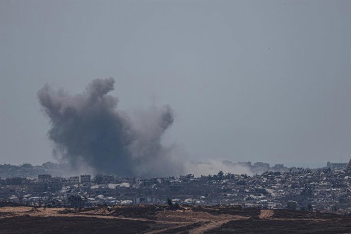 07 June 2025, Israel, Gaza City: Smoke rises following an Israeli strike on the northern Gaza town of Beit Lahia, as seen from the Israeli side near the border. The area shows extensive destruction amid ongoing bombardment. Photo: Saeed Qaq/ZUMA Press Wir