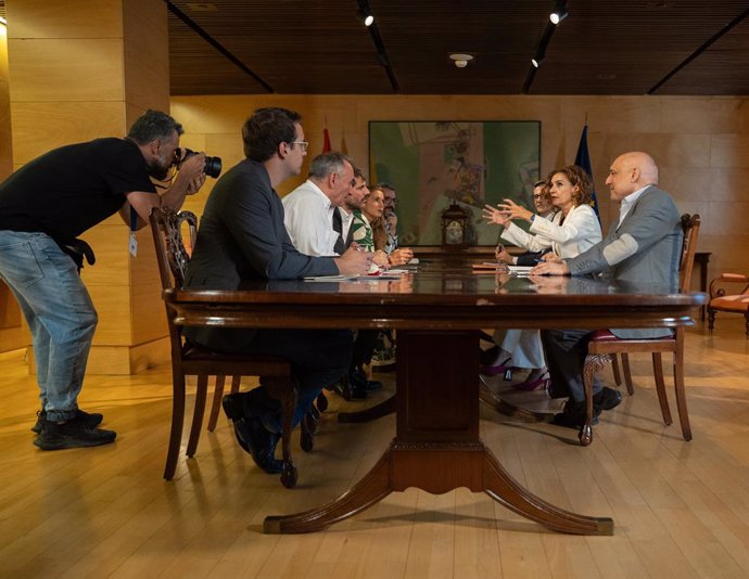 À esquerda, da esquerda para a direita, os deputados de Sumar Jorge Pueyo, Enrique Santiago e o deputado de Sumar e Ministro da Cultura, Ernest Urtasun (3i), e à direita, da direita para a direita, o Ministro da Presidência, Relações com os Tribunais e Ju