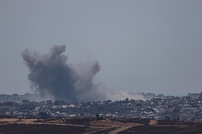 07 de junho de 2025, Israel, Cidade de Gaza: A fumaça aumenta após um ataque israelense na cidade de Beit Lahia, no norte de Gaza, vista do lado israelense perto da fronteira. A área apresenta grande destruição em meio ao bombardeio contínuo. Foto: Saeed 