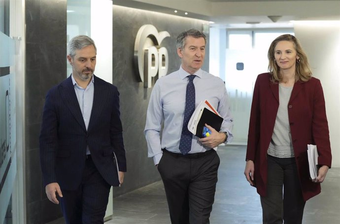 Archivo - El líder del PP, Alberto Núñez Feijóo, junto a Juan Bravo y Paloma Martín en la sede del PP.