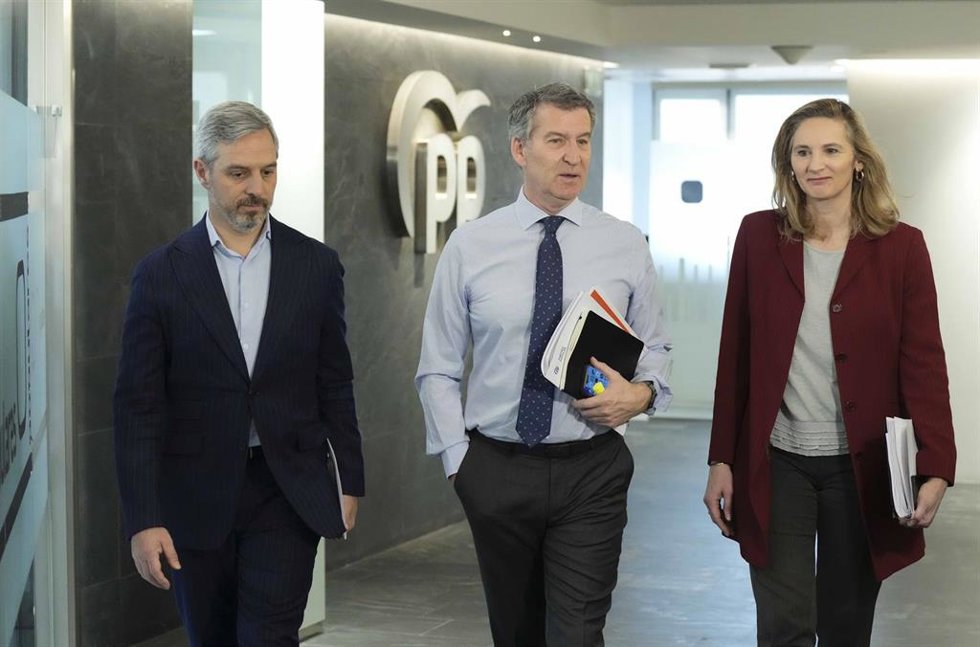 Archivo - El líder del PP, Alberto Núñez Feijóo, junto a Juan Bravo y Paloma Martín en la sede del PP.