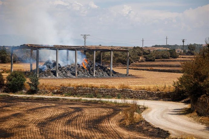 Llamas y escombros provocados por el incendio en Torrefeta i Florejacs (Lleida)