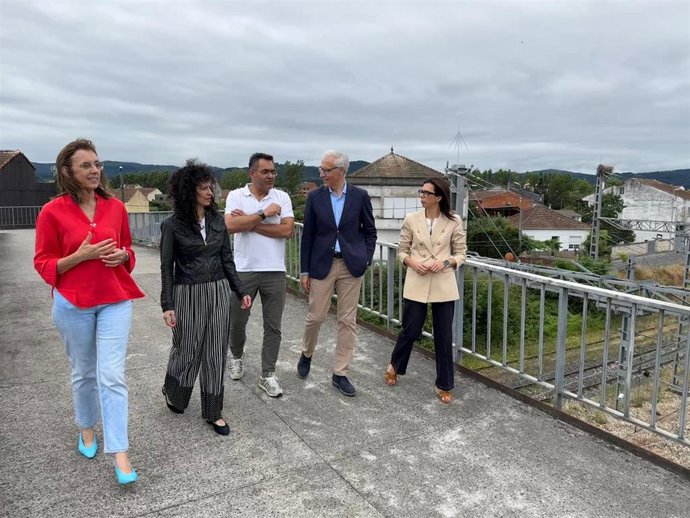 El diputado del PP en el Congreso Francisco Conde y la diputada autonómica y portavoz local en Monforte, Katy Varela, en una visita en Monforte