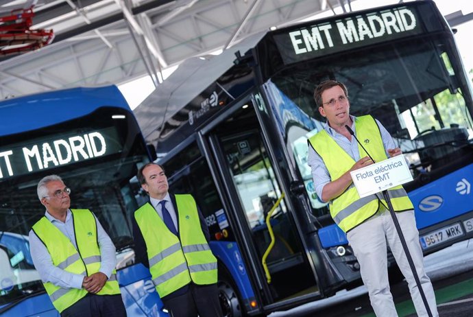 El alcalde de Madrid, José Luis Martínez-Almeida, junto al delegado de Urbanismo, Medio Ambiente y Movilidad, Borja Carabante, y el concejal de Carabanchel y portavoz del Grupo Popular, Carlos Izquierdo