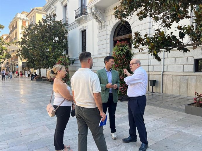 Rueda de prensa del PSOE ante el Ayuntamiento de Granada sobre el Grado de IA
