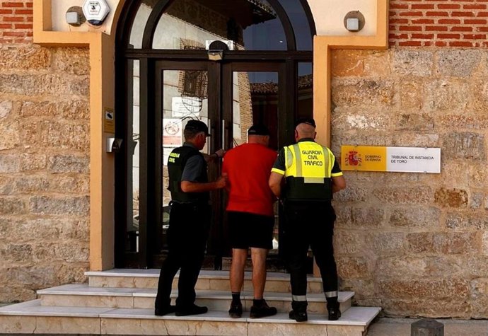 El camionero detenido por la Guardia Civil.