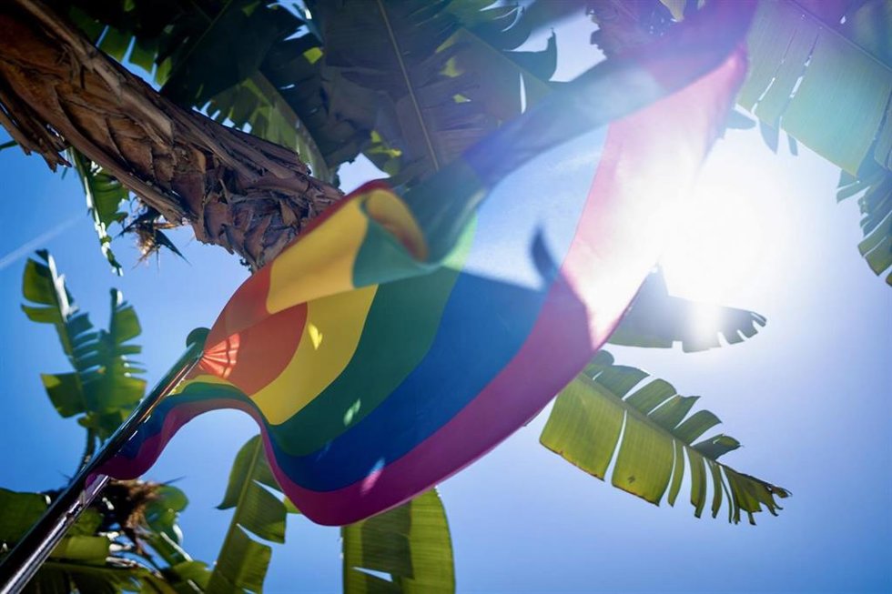 Archivo - La bandera LGTBI izada en el mástil situado junto a la escalinata del Consistorio de Málaga