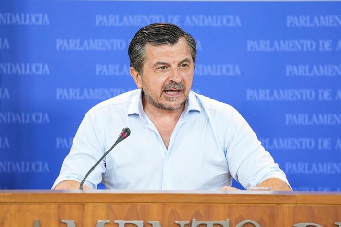 El portavoz del Grupo Parlamentario Popular, Toni Martín, durante la ronda de ruedas de prensa de portavoces de los grupos parlamentarios en el Parlamento de Andalucía, a 2 de julio de 2025 en Sevilla (Andalucía, España). Los portavoces de los grupos parl