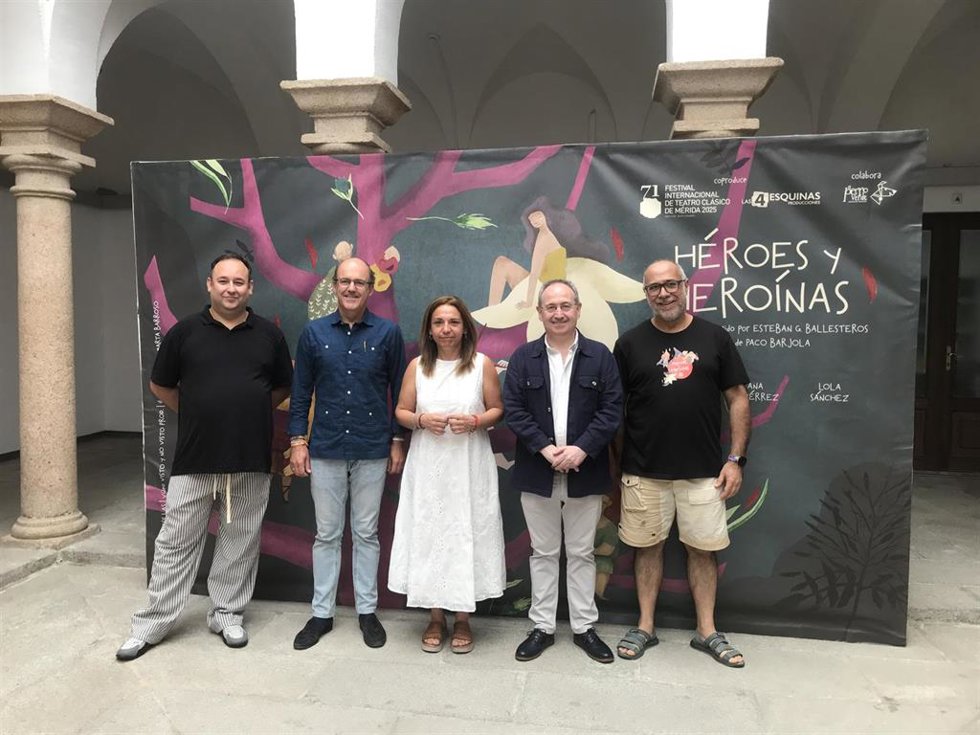Autoridades en la presentación del ciclo de cuentacuentos 'Héroes y Heroínas', enmarcado en el Festival Internacional de Teatro Clásico de Mérida