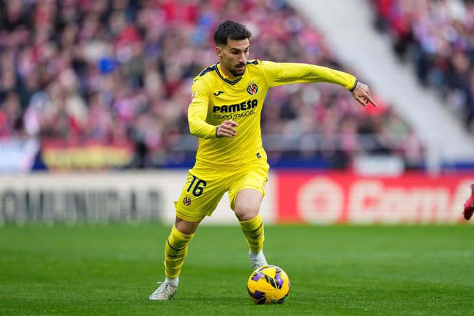 Archivo - Alex Baena do Villarreal em ação durante a partida de futebol da Liga Espanhola, LaLiga EA Sports, disputada entre Atlético de Madrid e Villarreal CF no estádio Riyadh Air Metropolitano em 25 de janeiro de 2025, em Madri, Espanha.