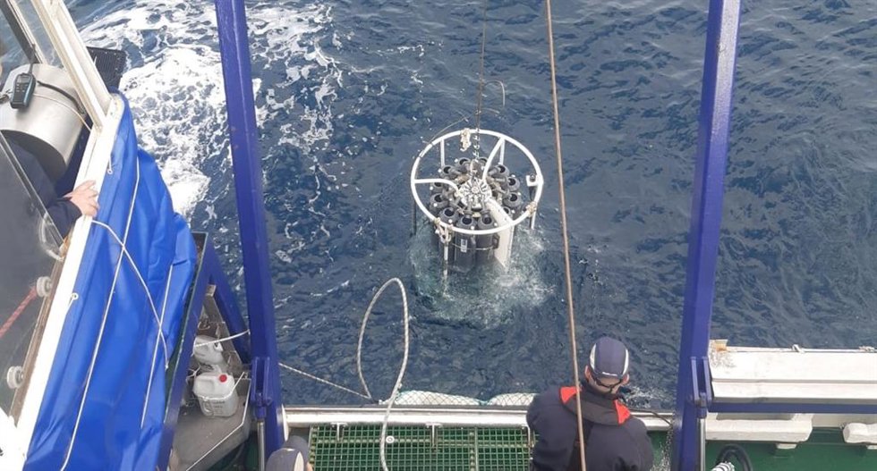 Este trabajo muestra que hay una cierta tendencia a que las corrientes más intensas, que se observan en las aguas superficiales hasta los 200 ó 300 metros de profundidad, circulen hacia el sur en el Canal de Ibiza y hacia el norte en el Canal de Mallorca