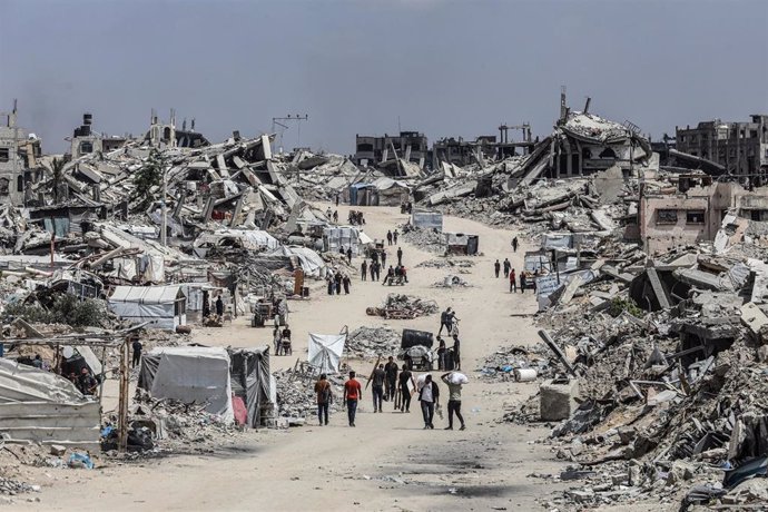Archivo - Palestinos desplazados en la ciudad de Yabalia ante la intensificación de la ofensiva militar de Israel contra la Franja de Gaza (archivo)