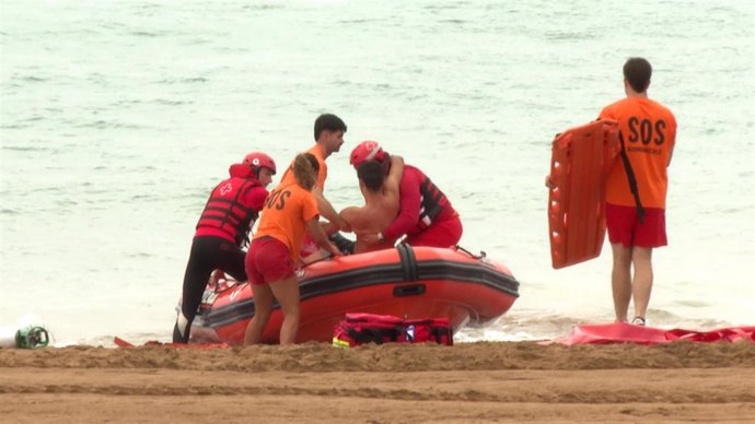 Personal de Cruz Roja rescata a uno de los ocupantes de la embarcación en el simulacro