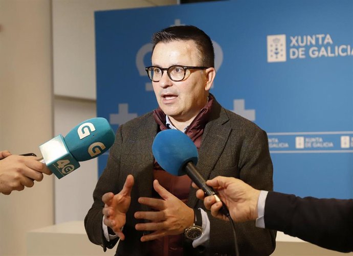 Archivo - El conselleiro de Emprego, José González, en declaraciones a los medios.