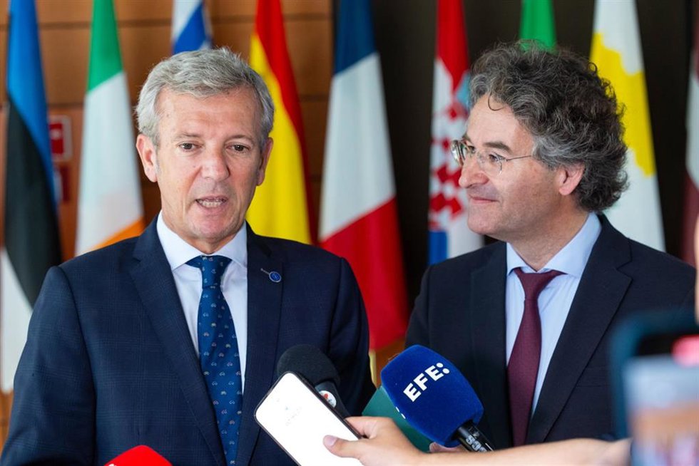 O titular do Goberno galego, Alfonso Rueda, xunto coas delegacións española e portuguesa no Comité Europeo das Rexións, entrégalle á presidenta da institución, Kata Tütt