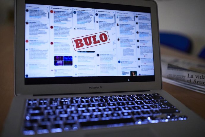 Archivo - Arquivo - Uma pessoa lê uma notícia falsa em seu laptop, em Madri (Espanha), em 5 de novembro de 2020. O governo aprovou um procedimento de ação contra as chamadas "notícias falsas" por meio do qual monitorará as informações e