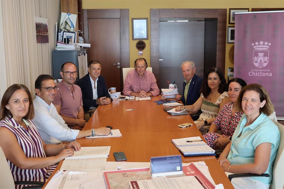 El alcalde de Chiclana con representantes del Clúster Marítimo.