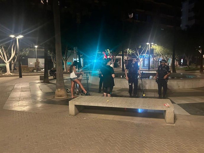 La Policía Local de Almería realiza una actuación ante conductores de patinete eléctrico.