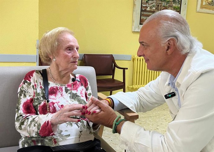 Esperanza Cortiñas, de 108 años, con el doctor Manuel de la Peña