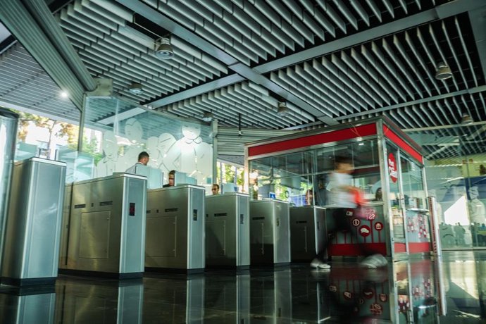 Varios viajeros el día de la reapertura del tramo València Sud-Castelló de Metrovalencia, en la estación de Torrent, a 27 de junio de 2025, en Torrent