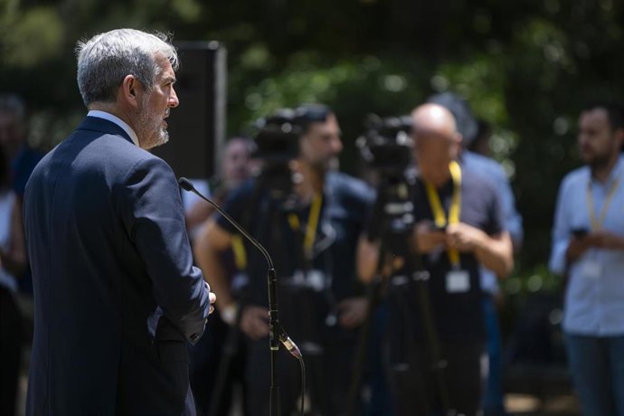 El presidente del Gobierno de Canarias, Fernando Clavijo, ofrece declaraciones a los medios durante la XXVIII Conferencia de Presidentes, en Palau de Pedralbes de Barcelona, a 6 de junio de 2025.
