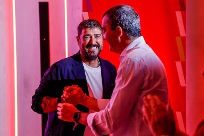 El director general de Unipublic, Javier Guillén, y el cantante Antonio Orozco han presentado este miércoles en Madrid el anuncio de la canción 'Te estaba esperando', sintonía oficial de La Vuelta ciclista a España de 2025.