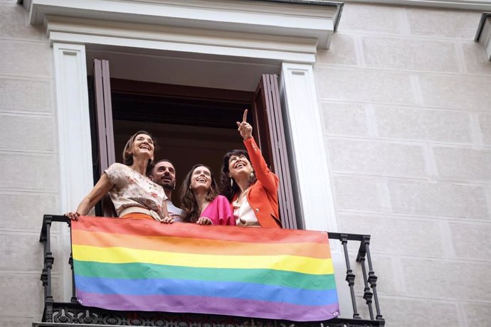 La portavoz del PSOE en el Ayuntamiento, Reyes Maroto, junto con la ministra de Igualdad, Ana Redondo, tras colocar la bandera LGTBI en los balcones del grupo municipal.