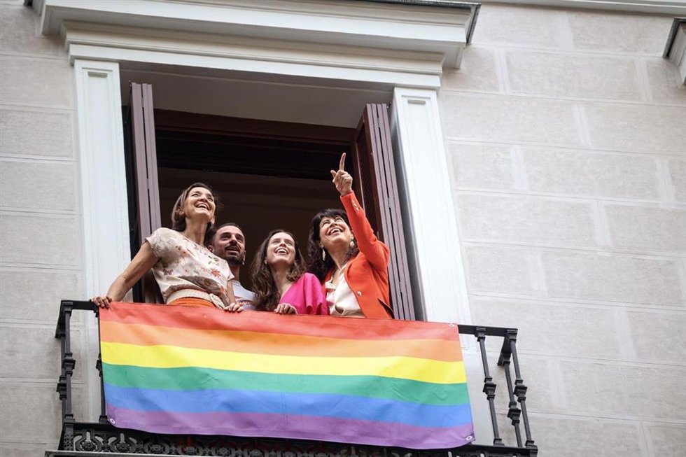 La portavoz del PSOE en el Ayuntamiento, Reyes Maroto, junto con la ministra de Igualdad, Ana Redondo, tras colocar la bandera LGTBI en los balcones del grupo municipal.