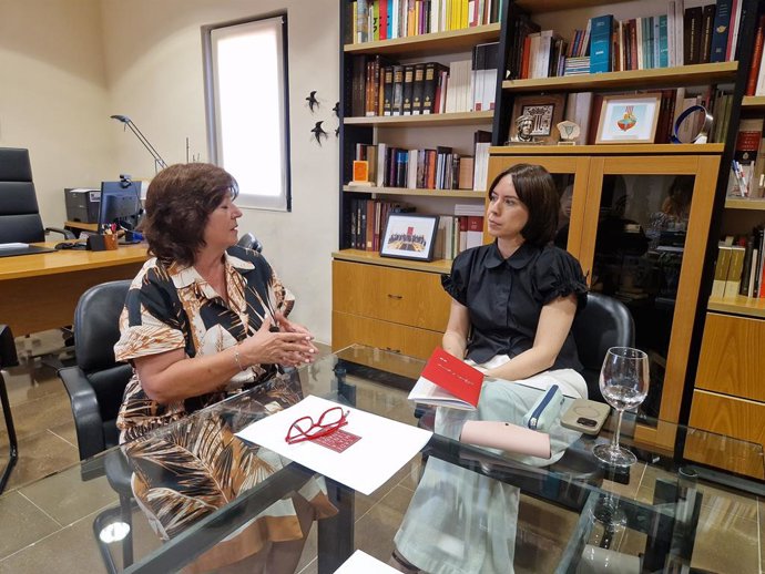 La secretària general del PSPV-PSOE i ministra de Ciència, Innovació i Universitats, Diana Morant, es reunix amb la presidenta de l'AVL, Verònica Cantó